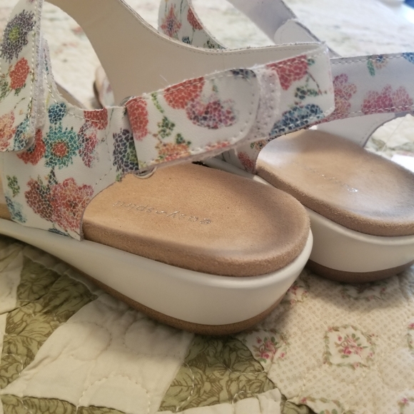 💐 Easy Spirit Floral Sandals - Picture 5 of 14